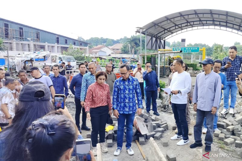 Akses pasar yang ditutup manajemen Plaza Jambu Dua, mulai dibuka