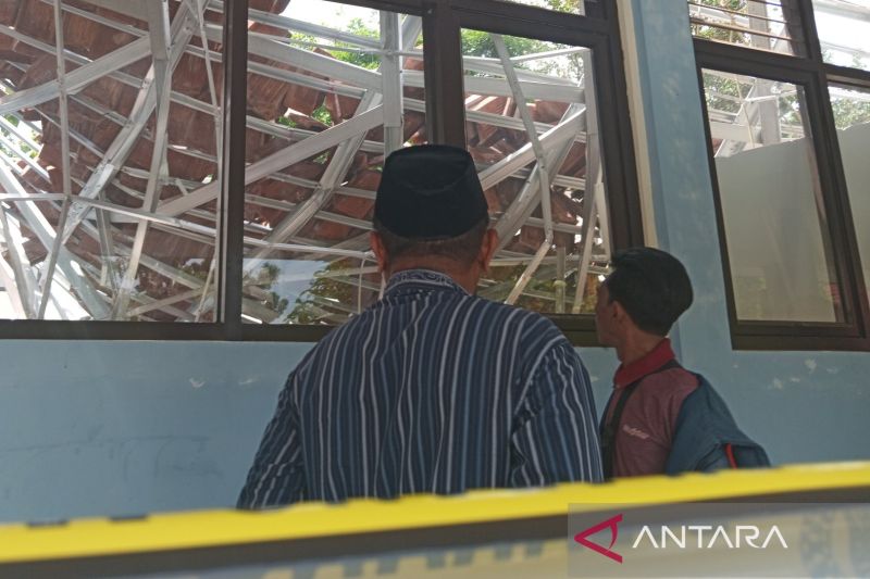 Atap ruangan SMP 2 Greged Cirebon ambruk segera diperbaiki