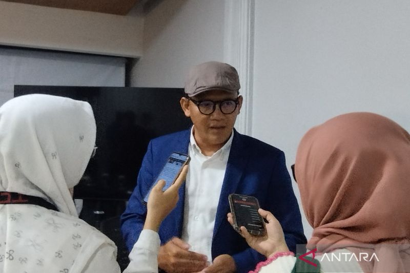 KPU Padang mulai menyortir dan melipat surat suara untuk pemilihan gubernur dan wakil gubernur Sumatera Barat