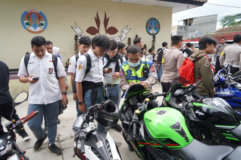 Polisi sisir knalpot bising sepeda motor pelajar di Kota Tasikmalaya