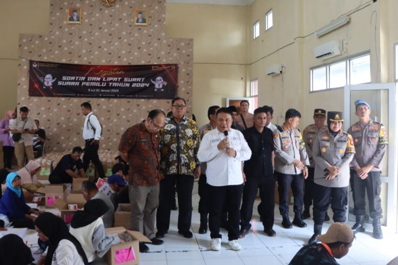 Sortir lipat 8 juta surat suara di KPU Cirebon berjalan kondusif