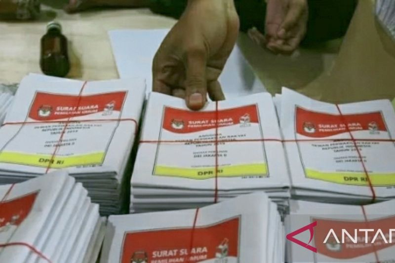 KPU Karawang sortir dan lipat  surat suara pemilu