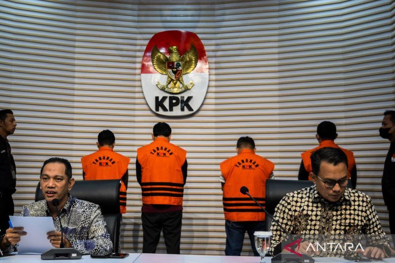 KPK Tahan Bupati Labuhanbatu - ANTARA News