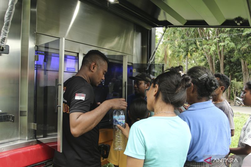 Bantuan Air Minum Untuk Pengungsi Erupsi Gunung Lewotobi