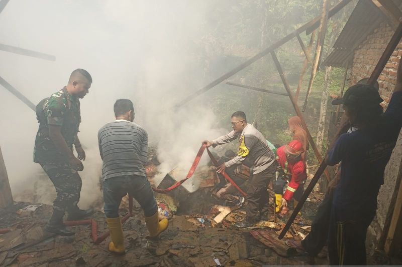 Gudang barang bekas di Cilengka Sukabumi terbakar