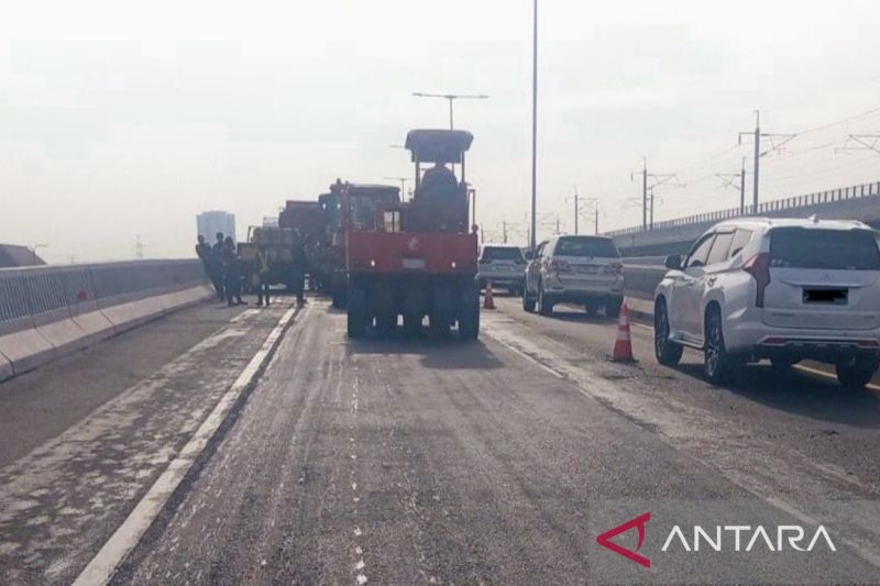 Jalan hingga sambungan jembatan Tol Layang MBZ diperbaiki