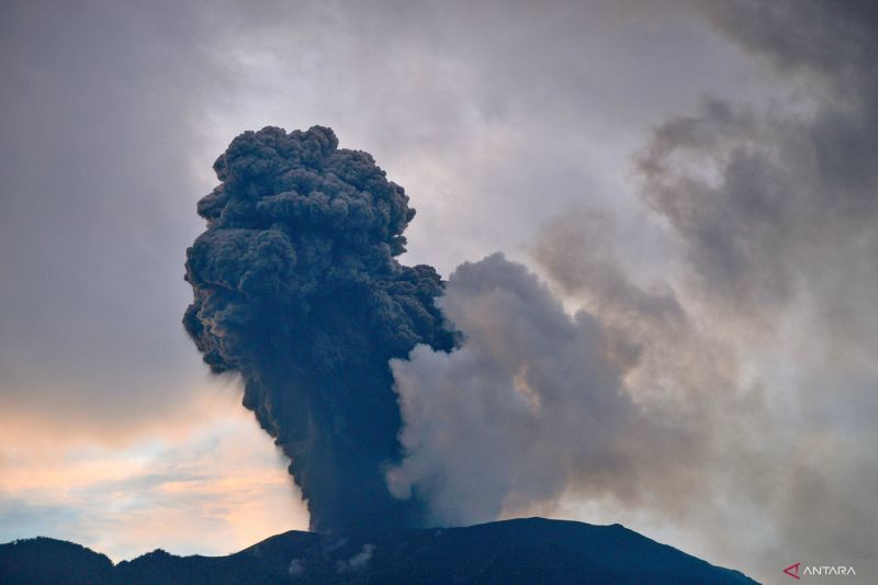 Kemarin, erupsi Gunung Marapi hingga Kereta Api Pandalungan anjlok ...