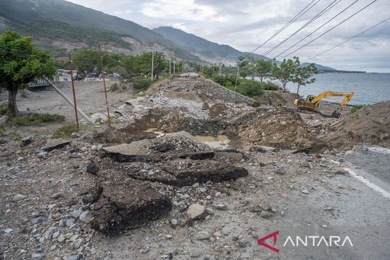 Perbaikan jembatan amblas Trans Sulawesi