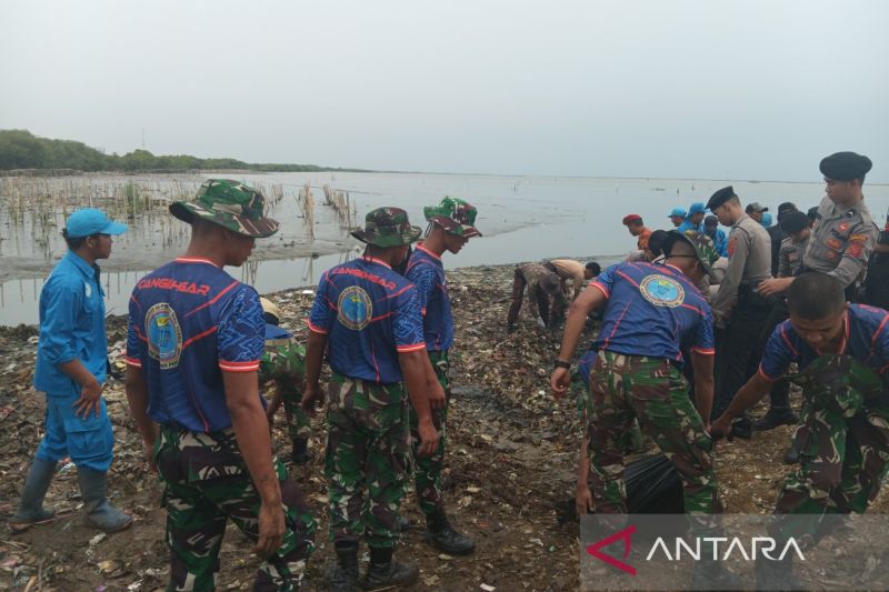 Personel gabungan bersihkan sampah di pesisir Kota Cirebon