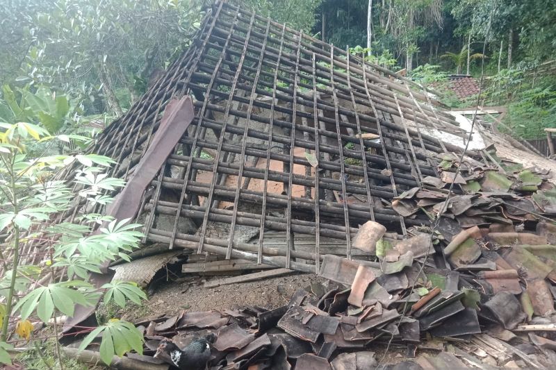 Satu keluarga di Sukabumi mengungsi akibat rumahnya ambruk diterjang angin kencang