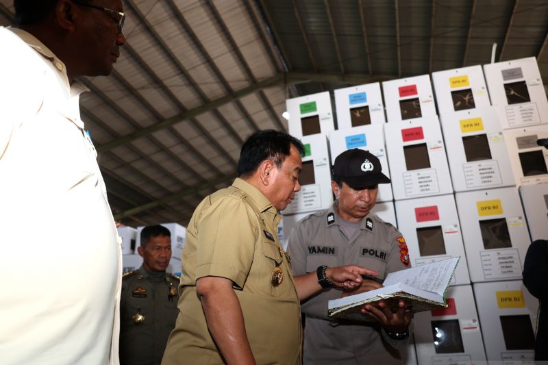 Pengecekan logistik Pemilu di Gudang KPU