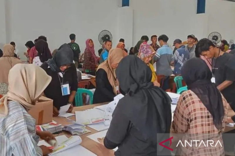 Warga Bekasi antusias sortir dan lipat surat suara pemilu