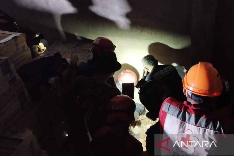 Petugas evakuasi jasad 3 korban kebakaran toko material di Cianjur