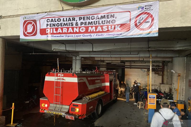 Damkar Kota Bandung kerahkan enam armada padamkan kebakaran Pasar Baru