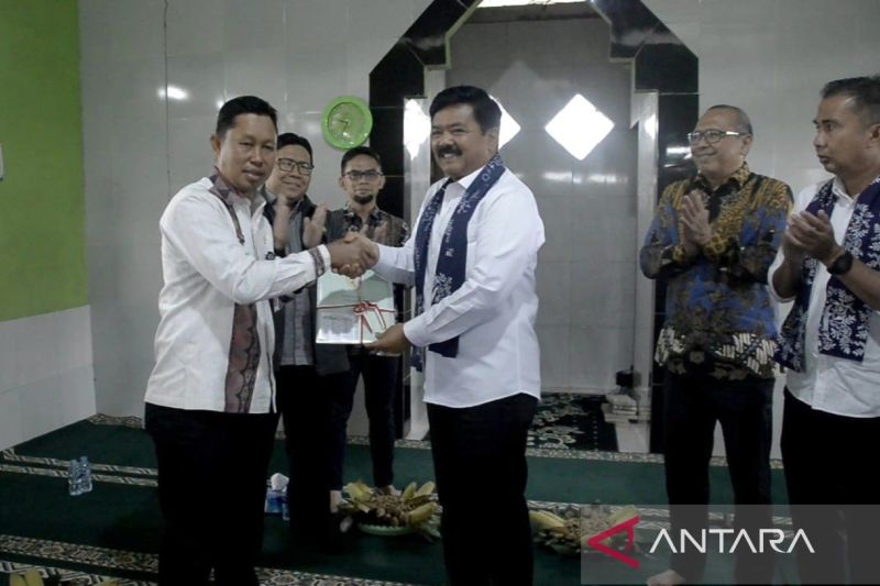 Menteri ATR bagikan sertifikat hunian di Bogor