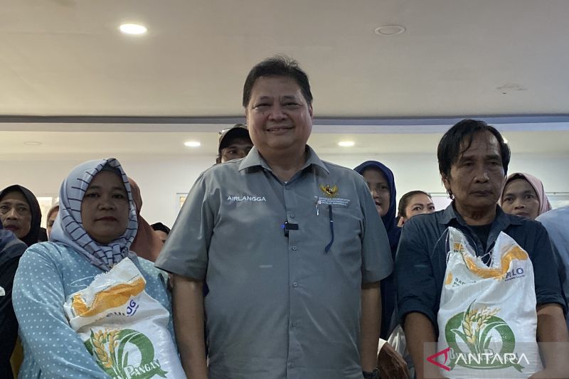 Menko Perekonomian salurkan bantuan beras di Kota Bandung