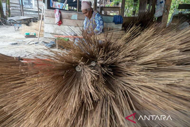 Usaha kecil kerajinan sapu lidi