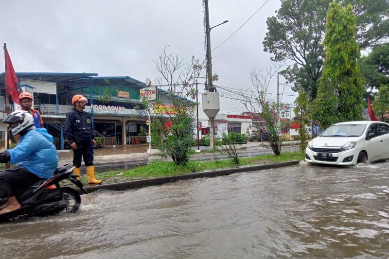 Hujan deras picu banjir dan longsor di Kota Sukabumi