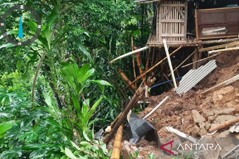 Tanah longsor rusak rumah warga di Kampung Kebonkerep Sukabumi