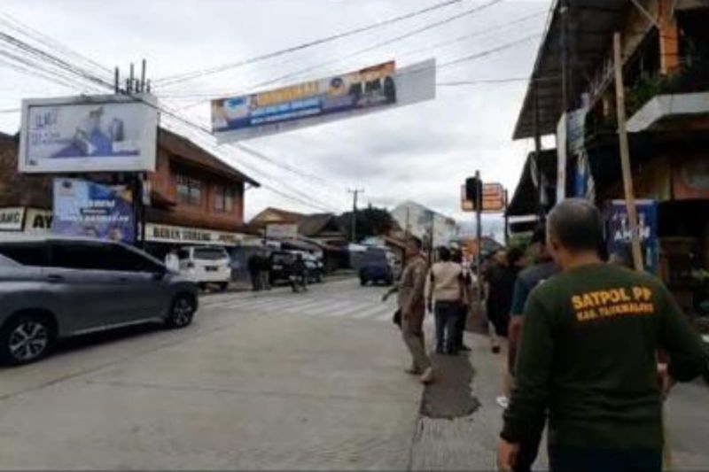 Bawaslu bersama Satpol PP Tasikmalaya bongkar APK bahayakan warga