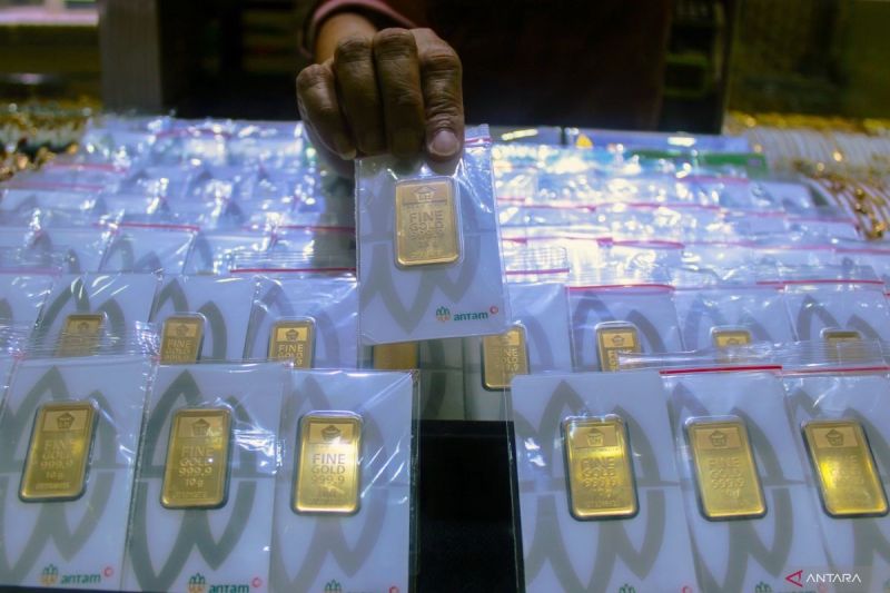 Harga emas Antam turun Rp10.000 per gram