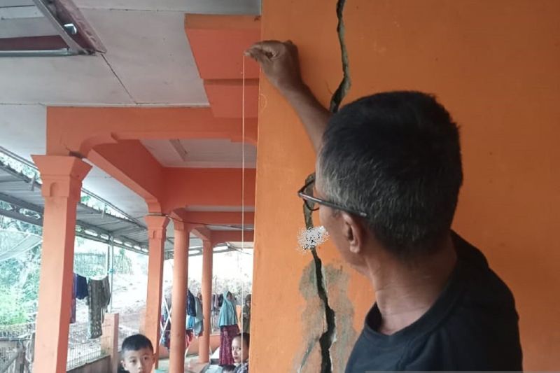 Bencana tanah bergerak akibatkan rumah rusak rdi Kampung Cikontrang Sukabumi