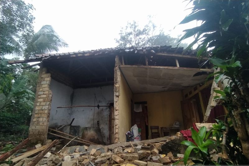 Rumah seorang warga Sukabumi ambruk diterjang angin