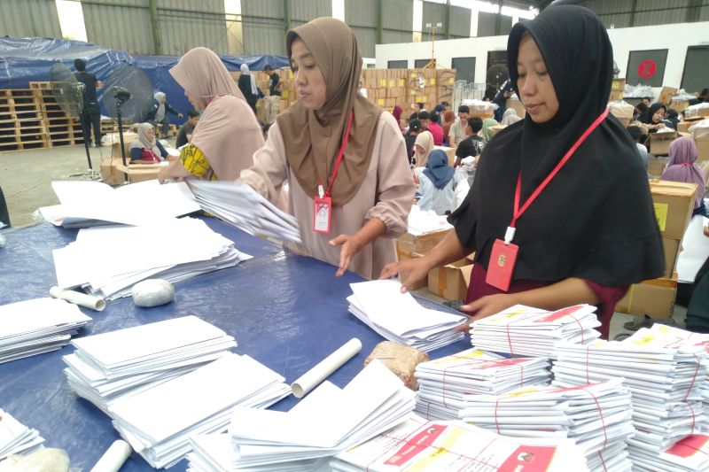 KPU Karawang distribusikan logistik pemilu ke 30 kecamatan