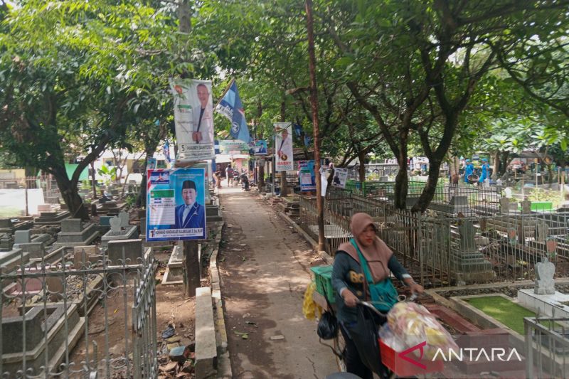 Bawaslu Kota Cirebon tertibkan APK terpasang di area pemakaman umum