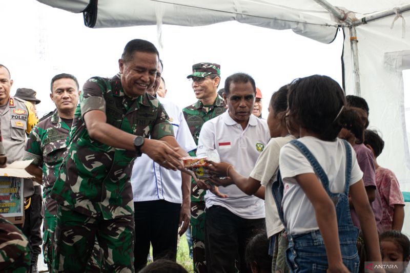 Pangdam Udayana serahkan bantuan untuk pengungsi Lewotobi