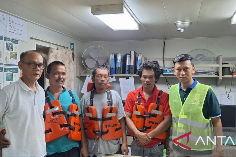 Kapal nelayan diterjang ombak 3 nelayan diselamatkan satu hilang