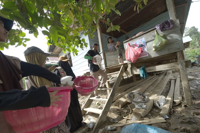 Relawan bagi sembako untuk korban banjir bandang