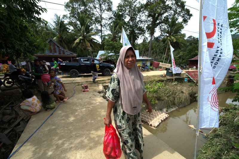Relawan bagi sembako untuk korban banjir bandang