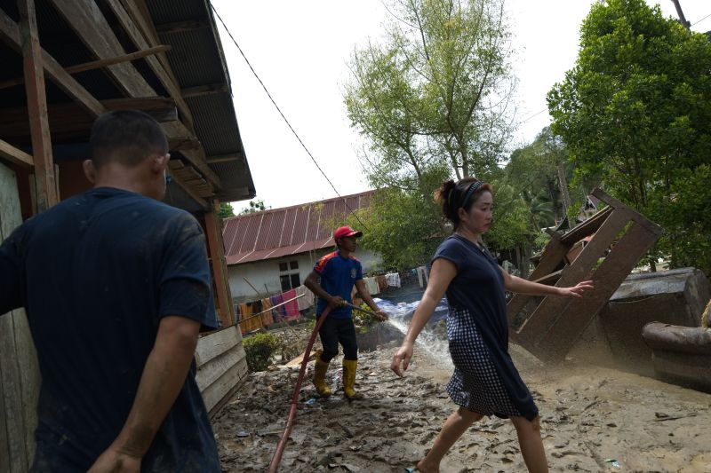 Pemadam bantu bersihkan rumah terdampak banjir di Kolaka