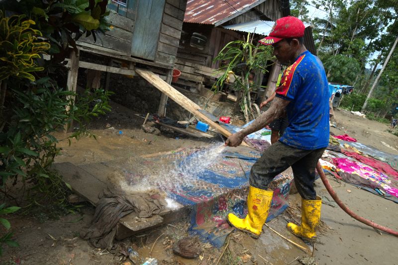 Pemadam bantu bersihkan rumah terdampak banjir di Kolaka