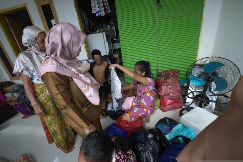 Donasi baju korban banjir bandang di Kolaka