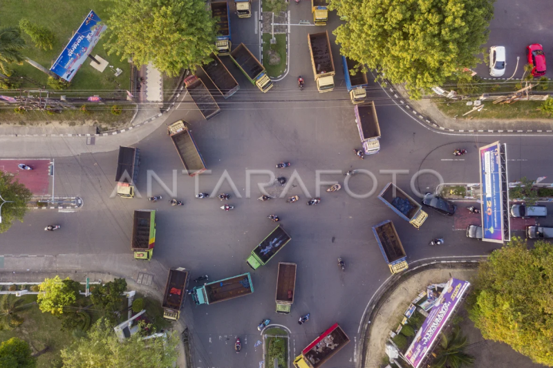 Aksi blokir jalan di Jambi