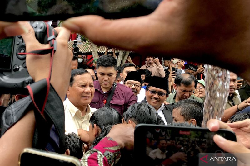 Prabowo jawab isu sakit dengan berpose silat