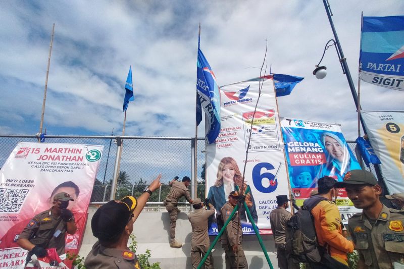 Tim gabungan copot APK di Jalan Margonda Kota Depok
