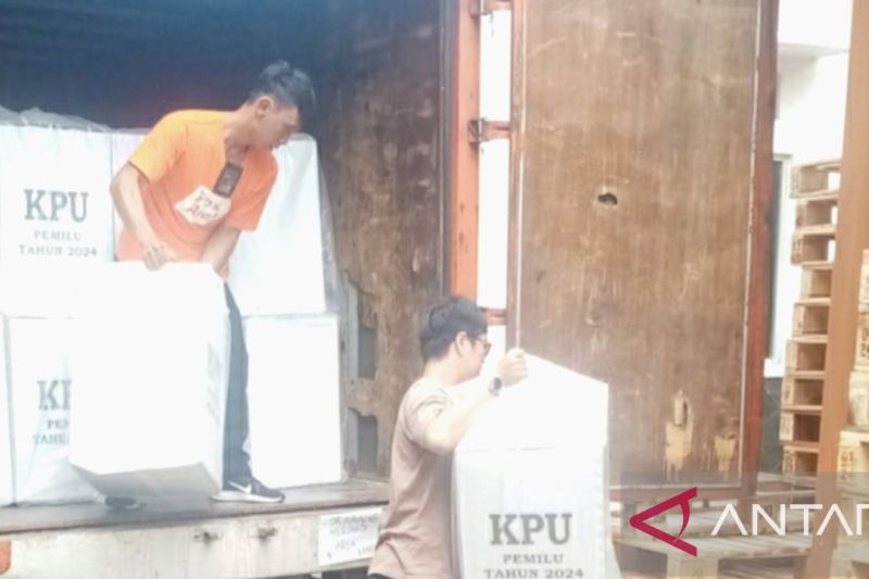 KPU Karawang distribusikan surat suara dan logistik pemilu ke kecamatan