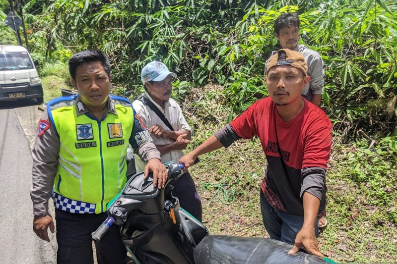 Wanita pengendara motor terjun ke jurang di Sukabumi akibat hilang kendali