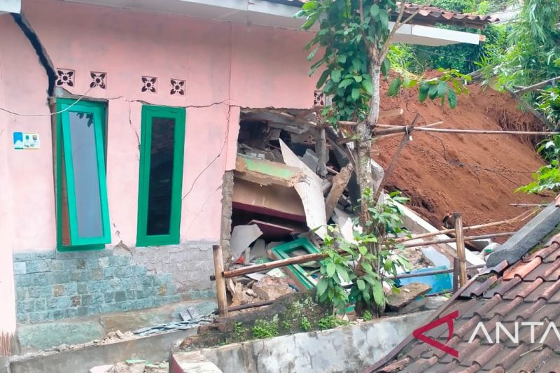 Ratusan warga Cibadak Sukabumi terancam bencana tanah longsor