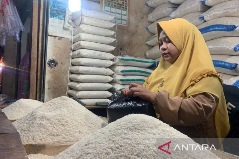 Diskuperdagin Cianjur bersama Bulog salurkan beras murah tekan kenaikan