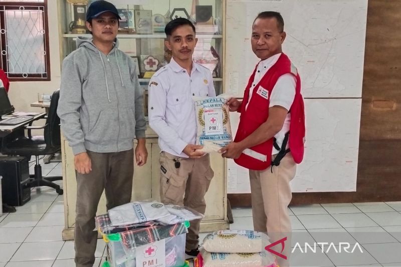 PMI Cianjur distribusikan beras dan paket keluarga korban bencana