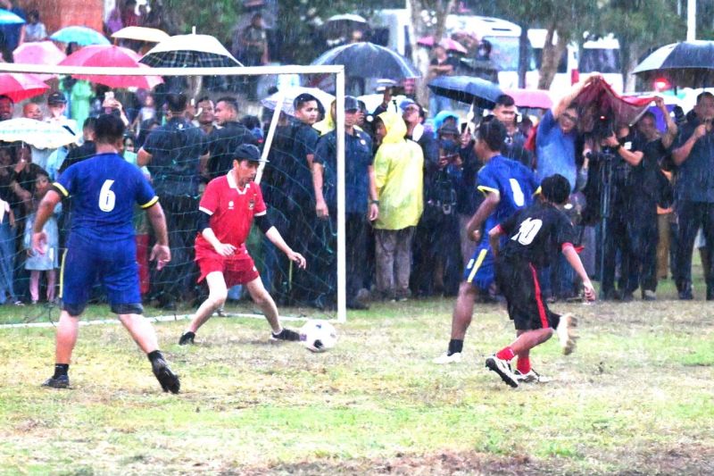 Jokowi, Kaesang dan Raja Juli main bola dengan remaja Sleman dukung Timnas Indonesia di Piala Asia