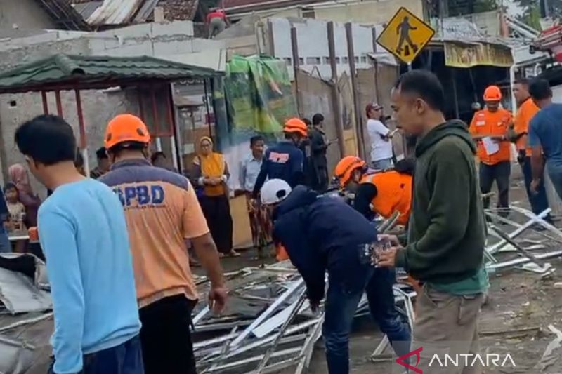 19 rumah di Sukabumi rusak diterjang puting beliung