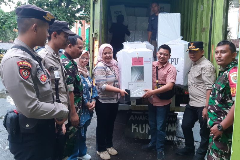 Personel Polres Garut kawal pendistribusian logistik pemilu