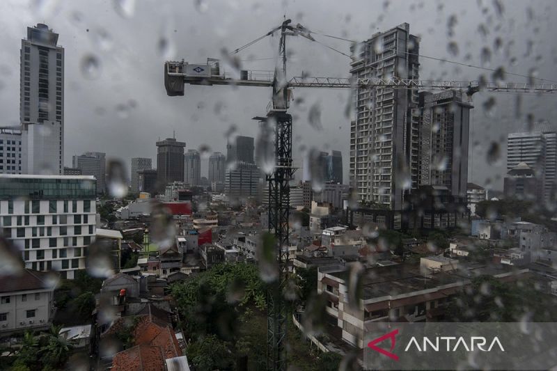 Hujan lebat disertai petir diperkirakan landa sejumlah kota besar