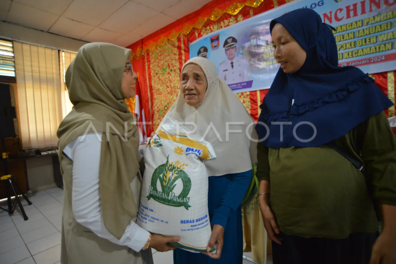 Penyaluran bantuan beras di Padang