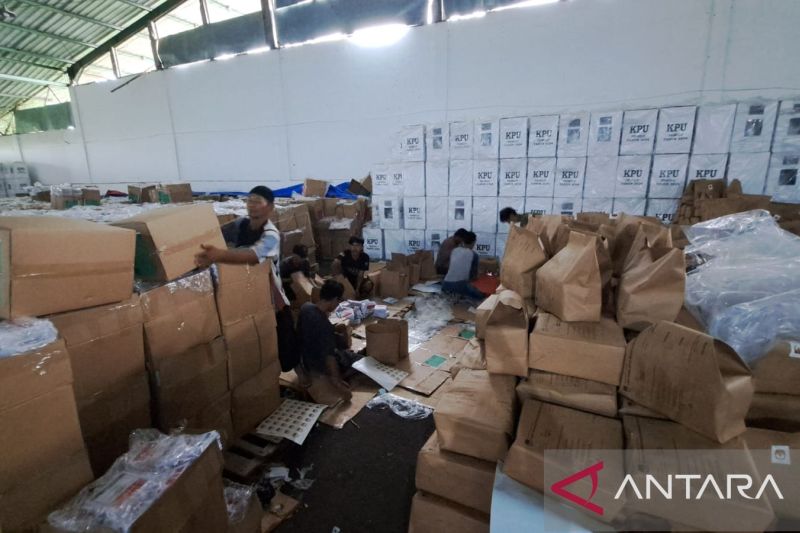 KPU Cianjur pastikan pengiriman logistik aman dengan plastik rangkap